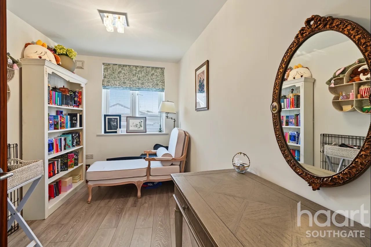 Brunswick Park Road, London, N11, photo 17
