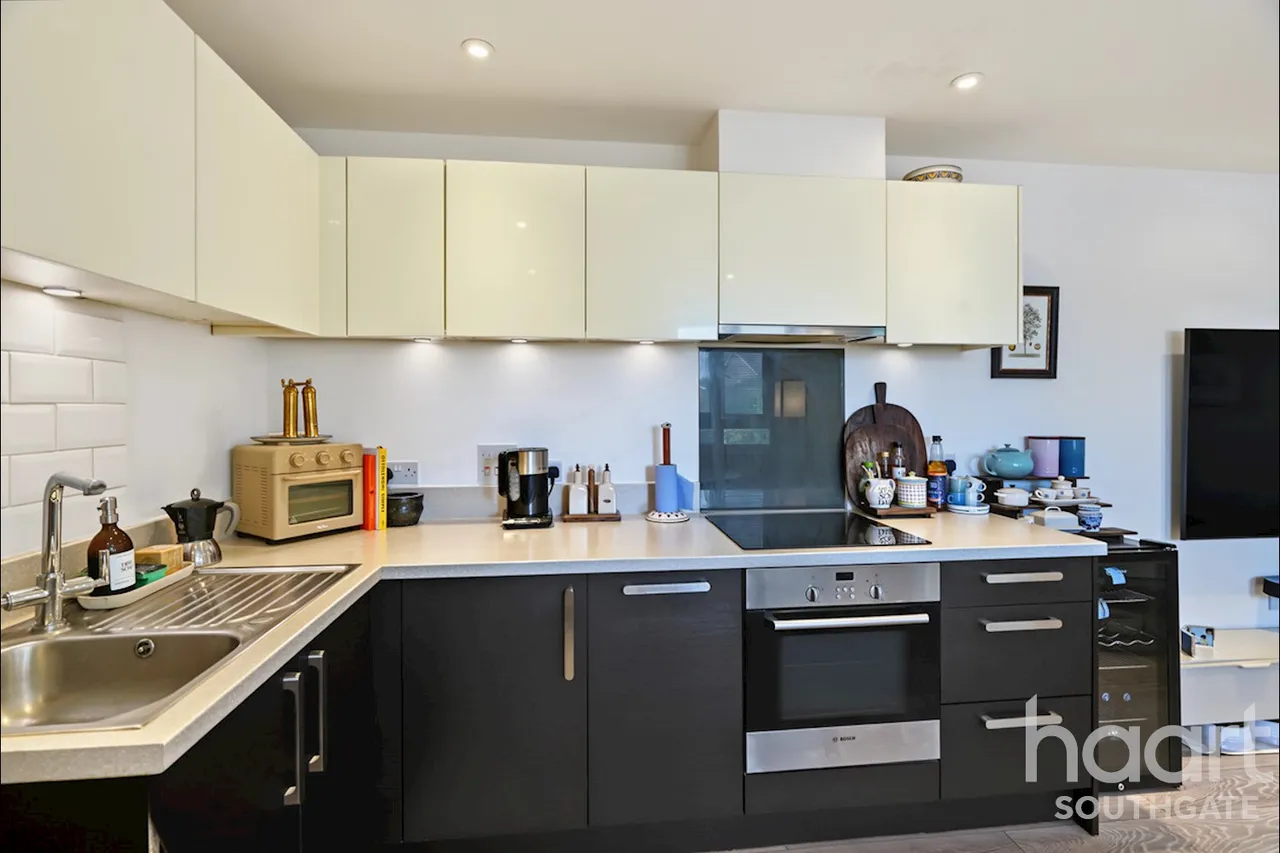 Brunswick Park Road, London, N11, photo 8