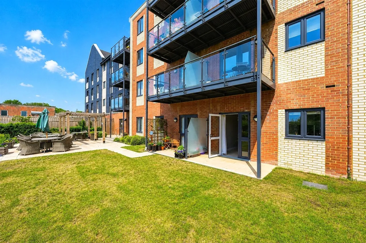 1 bed flat for sale — Station Road, Hook, Hampshire, RG27 9GU