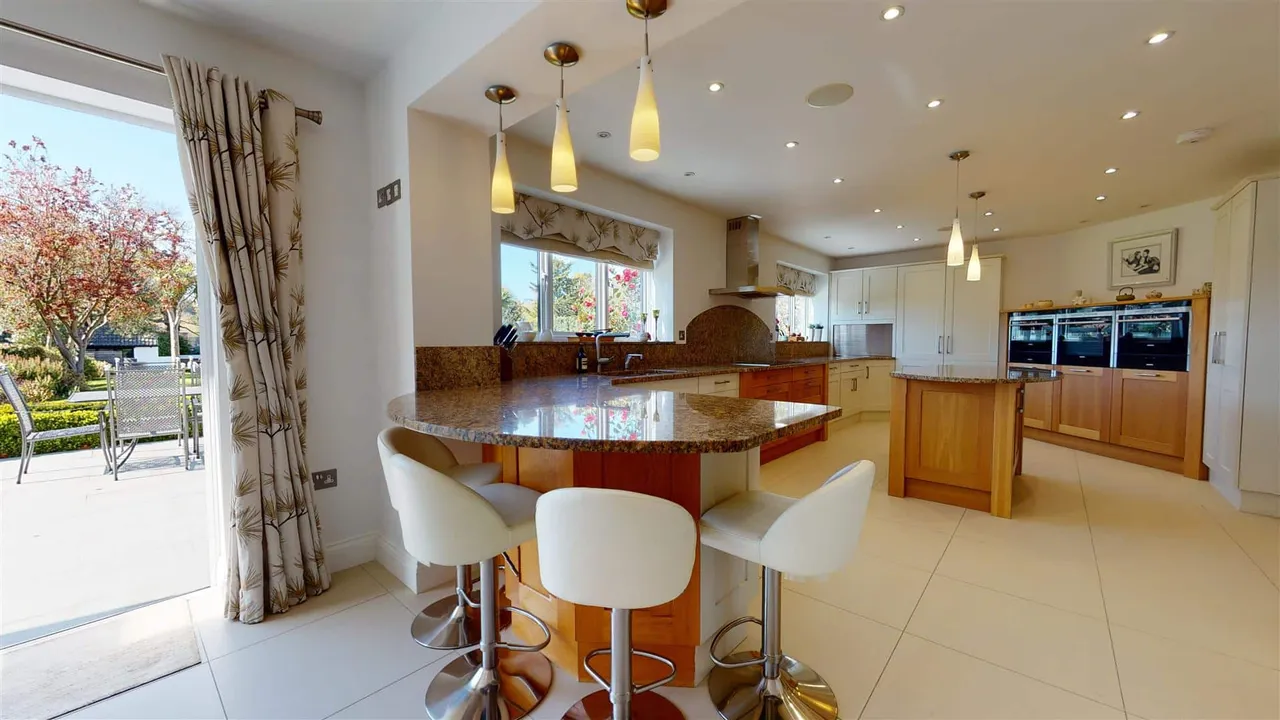 Eleven Acre Rise, Loughton, photo 6