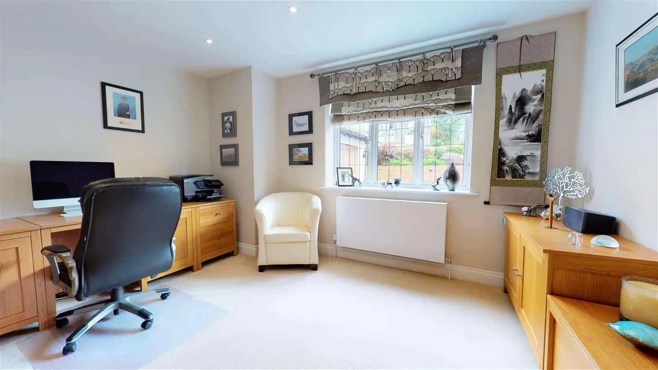 Eleven Acre Rise, Loughton, photo 5