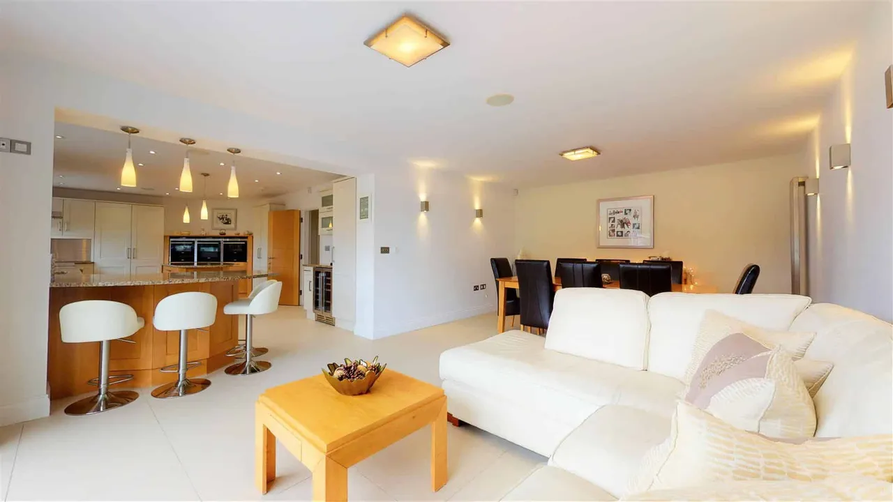 Eleven Acre Rise, Loughton, photo 8