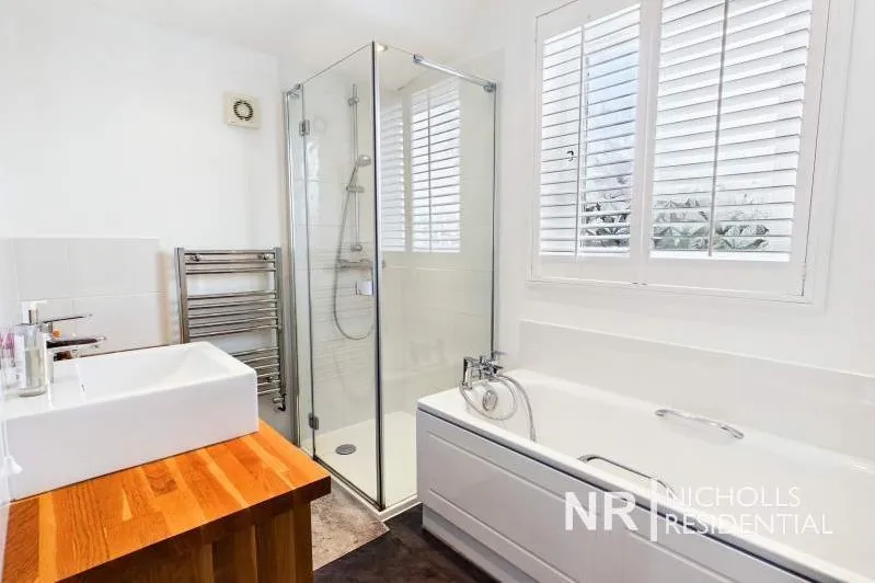 Bolton Road, Chessington, KT9, photo 13