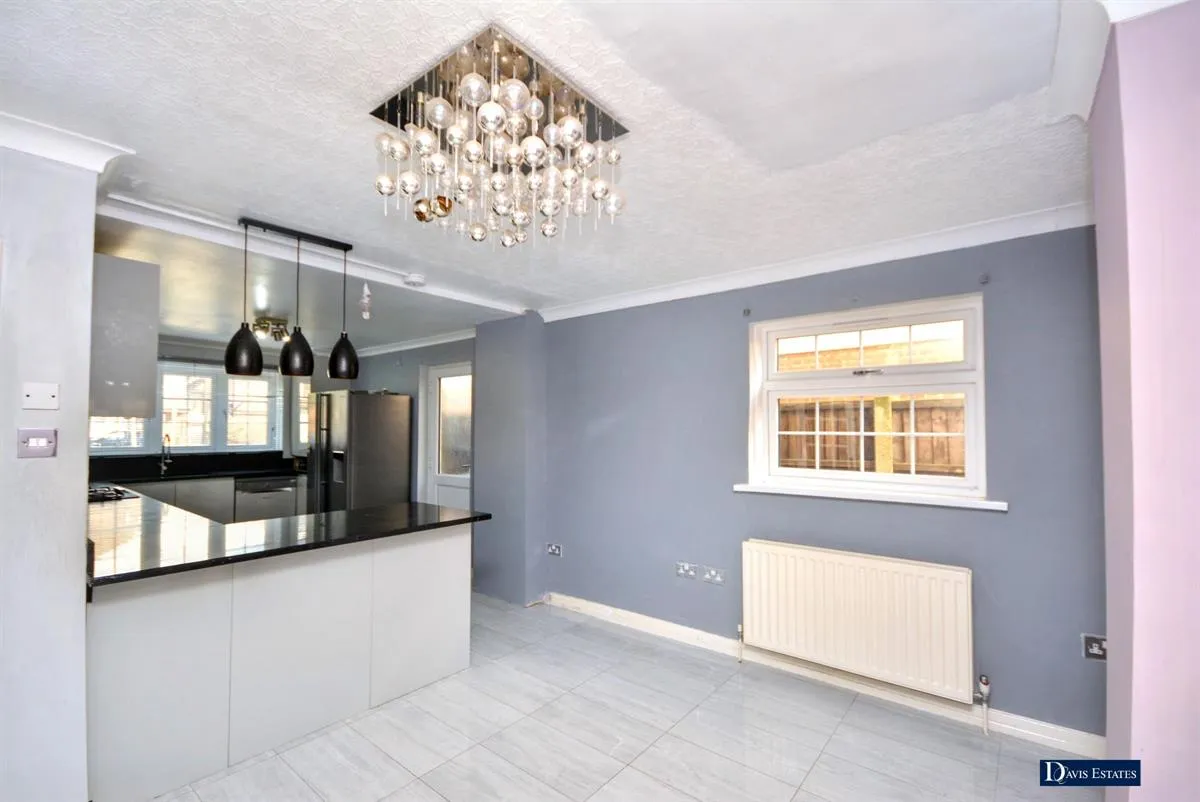 Brentwood Road, Gidea Park, RM2, photo 9