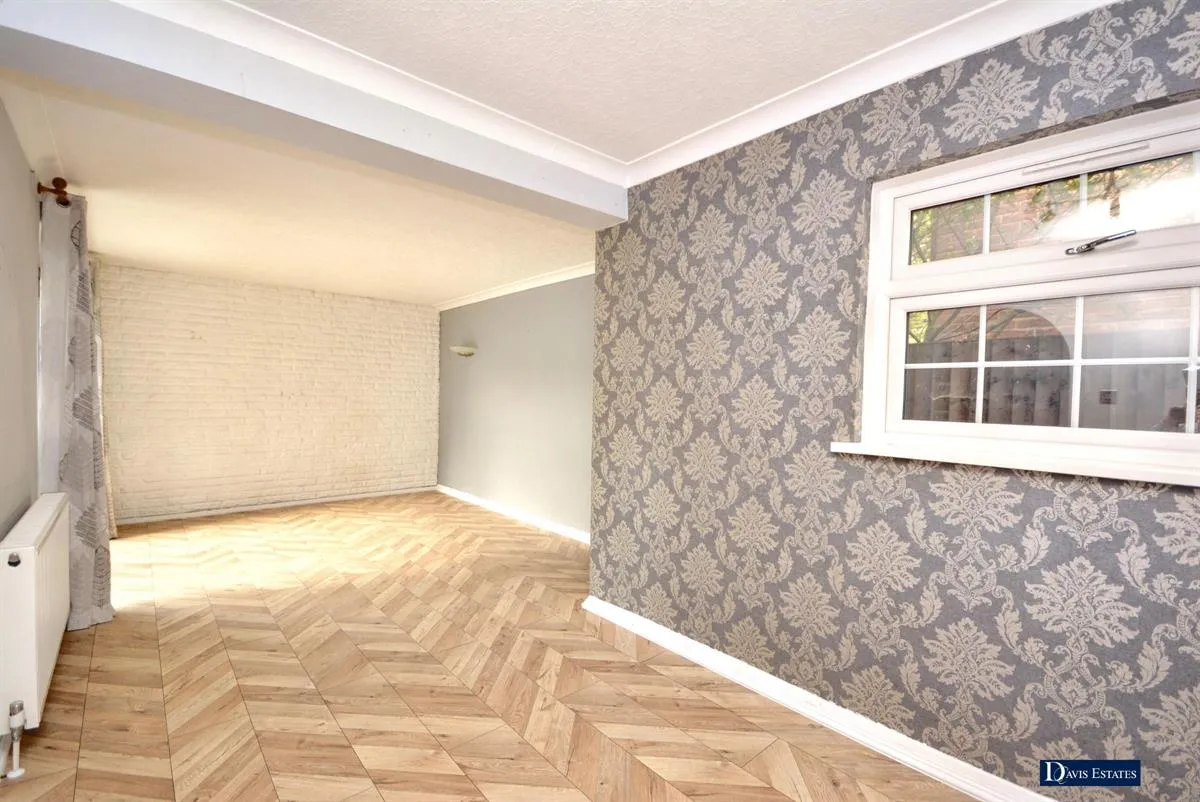 Brentwood Road, Gidea Park, RM2, photo 6