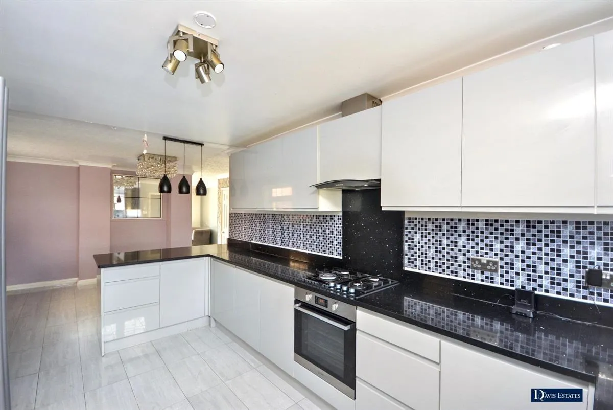Brentwood Road, Gidea Park, RM2, photo 3