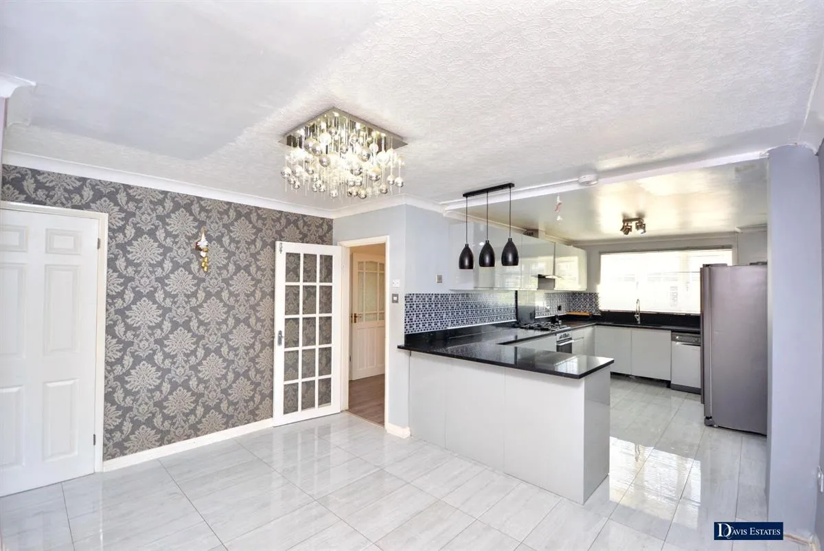 Brentwood Road, Gidea Park, RM2, photo 8