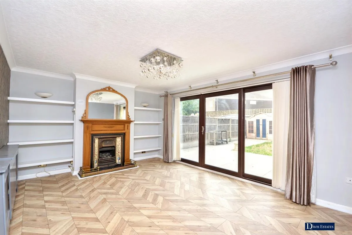 Brentwood Road, Gidea Park, RM2, photo 2