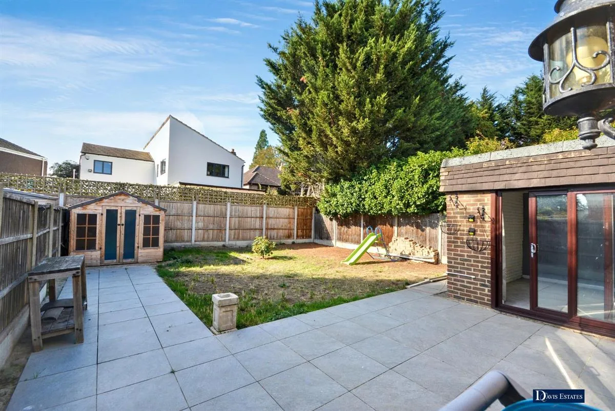 Brentwood Road, Gidea Park, RM2, photo 4