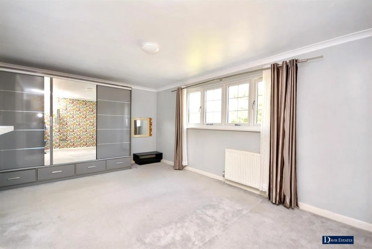 Brentwood Road, Gidea Park, RM2, photo 11