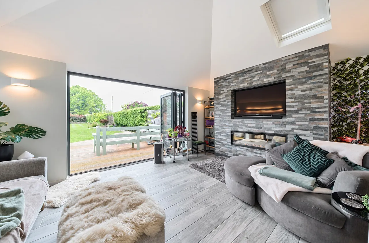Bailes Lane, Normandy, Surrey, GU3 2AX, photo 2