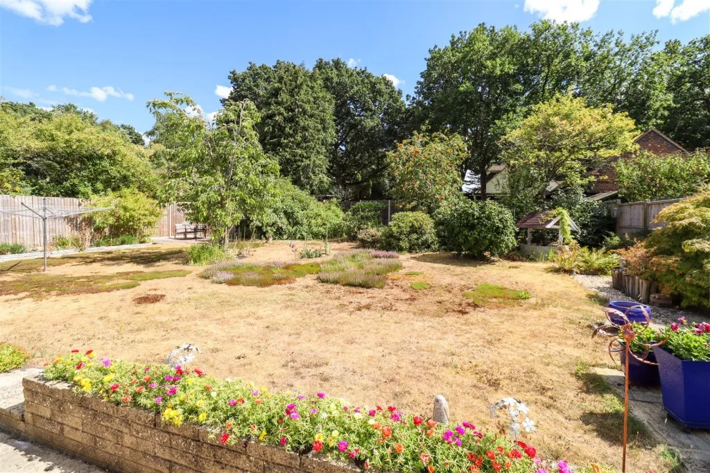 Basingbourne Road, Fleet, photo 2