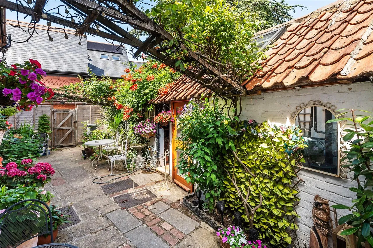 Woodfield Lane, Ashtead, KT21, photo 3