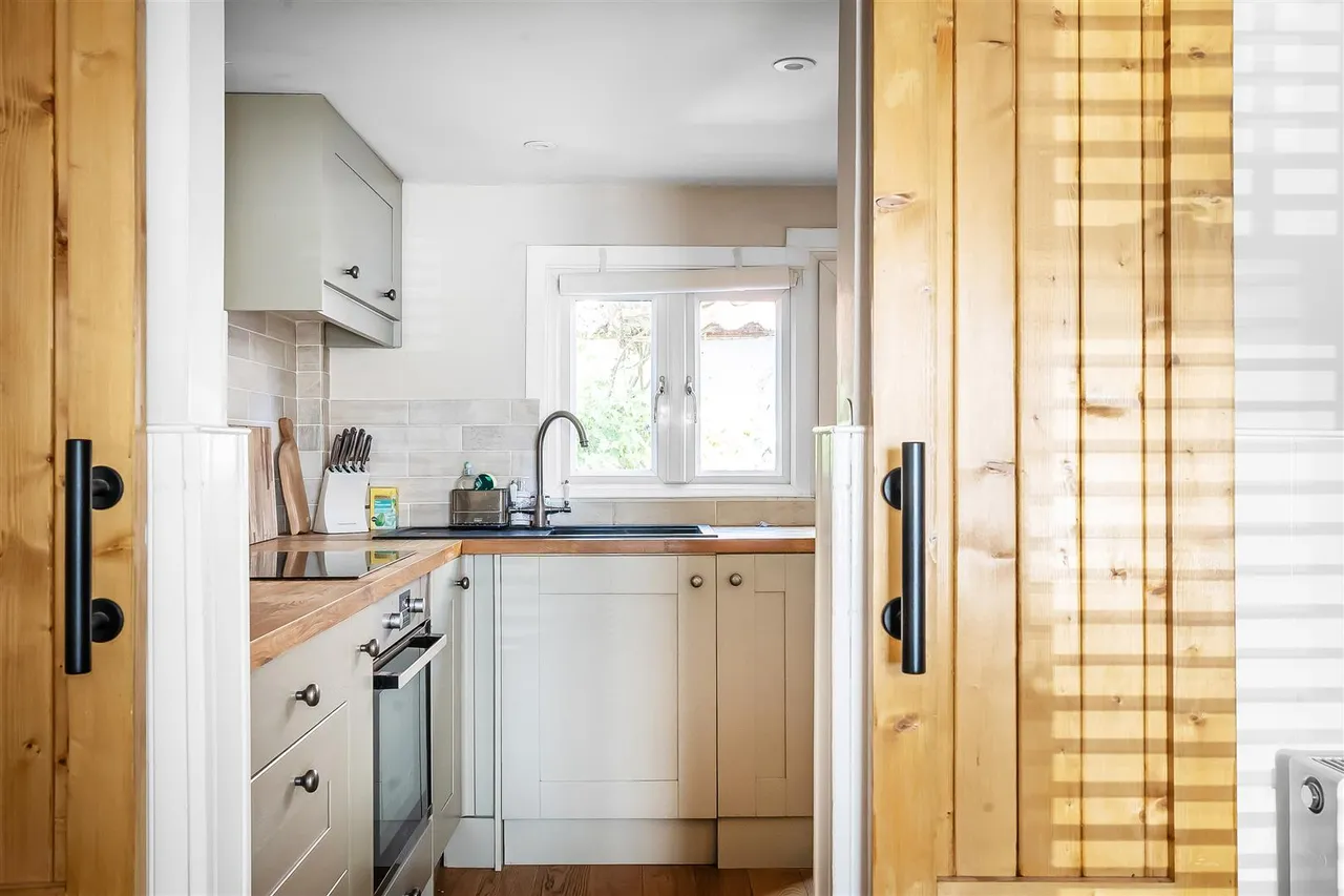 Woodfield Lane, Ashtead, KT21, photo 8
