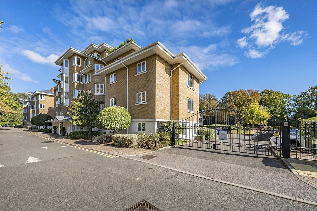 2 bed flat to rent, Strand Drive, Richmond, TW9