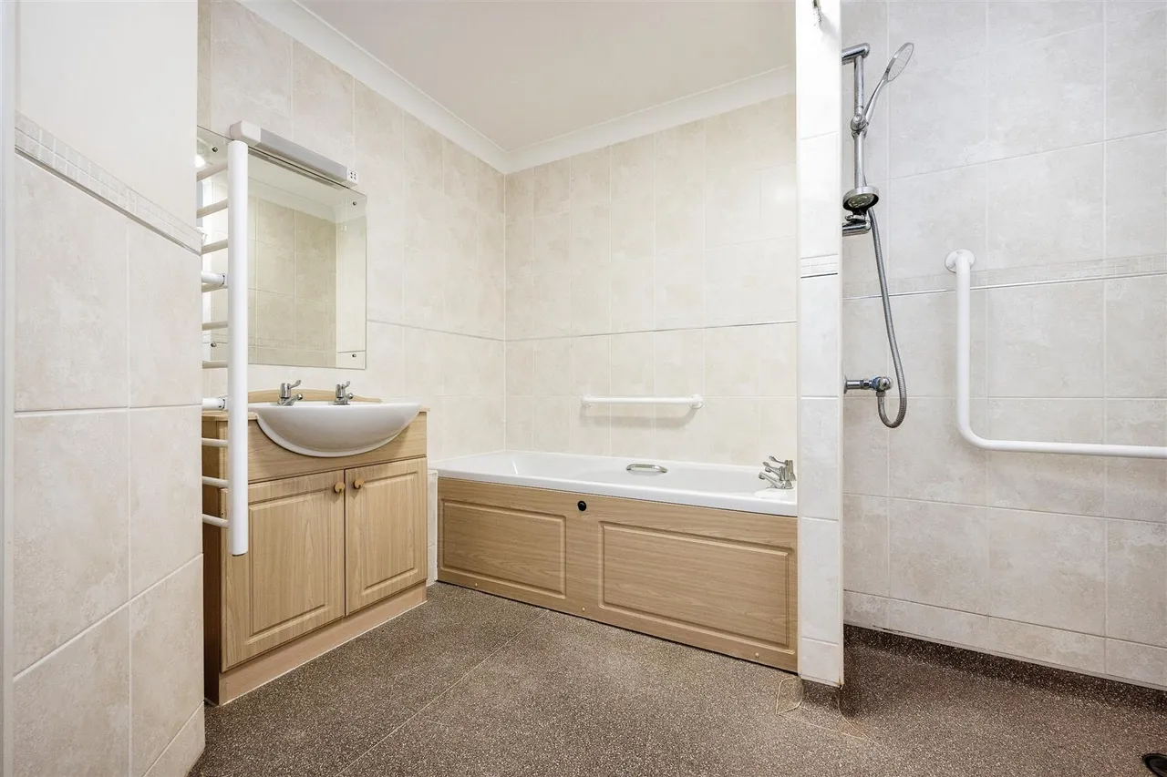 Buckingham Road, Brackley, NN13, photo 11