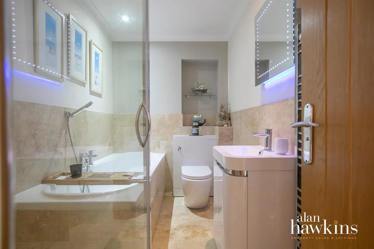 The Banks, Lyneham, SN15, photo 20