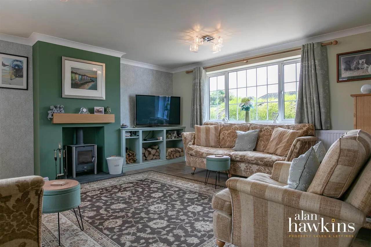 The Banks, Lyneham, SN15, photo 8
