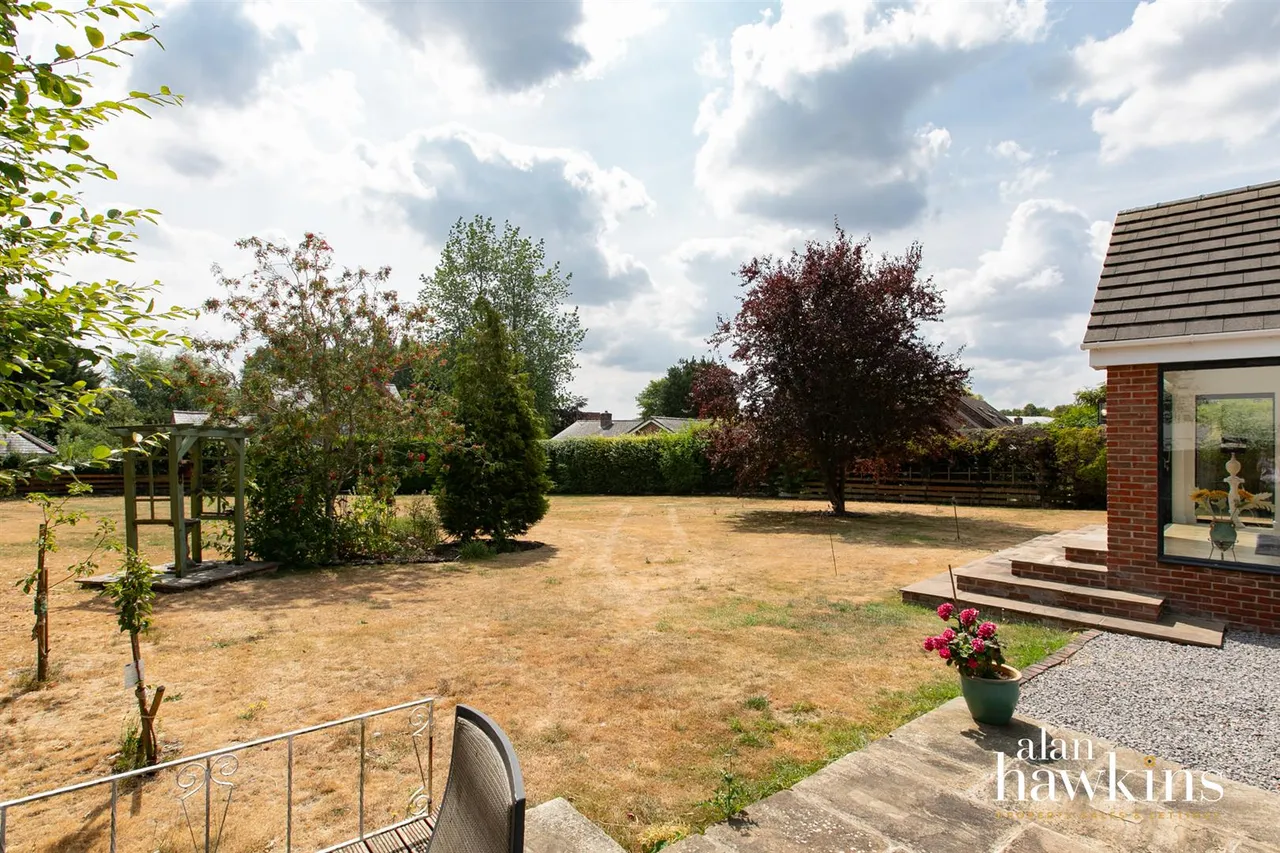 The Banks, Lyneham, SN15, photo 22