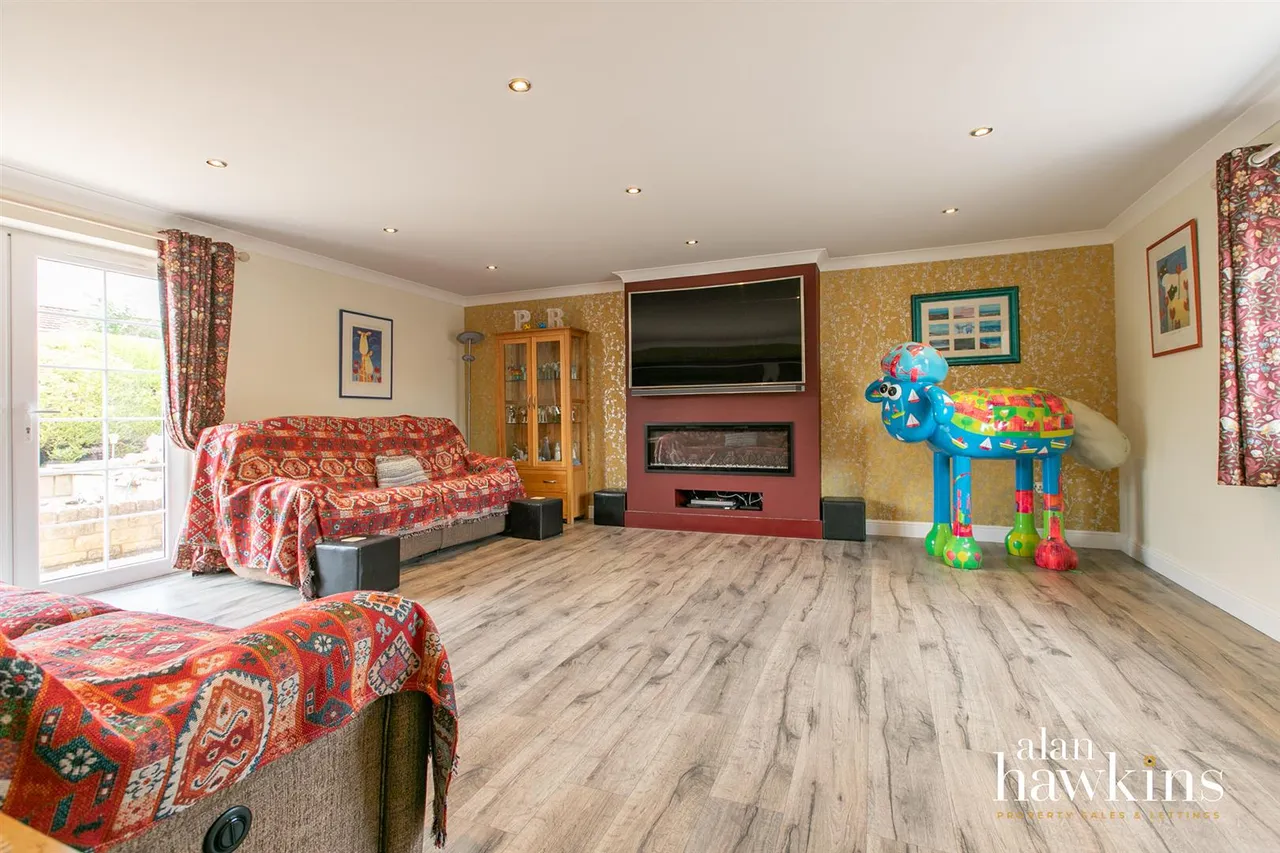 The Banks, Lyneham, SN15, photo 11