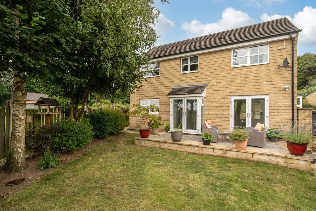 5 bed house for sale — Cambridge Chase, Gomersal BD19 4PW
