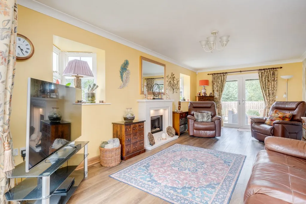 Cambridge Chase, Gomersal BD19 4PW, photo 2