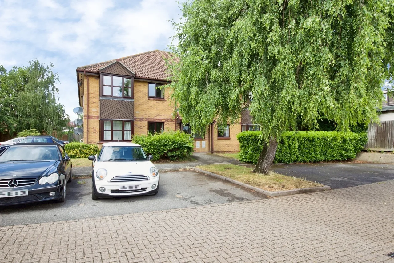 1 bed flat for sale — Holland Close, Romford, RM7