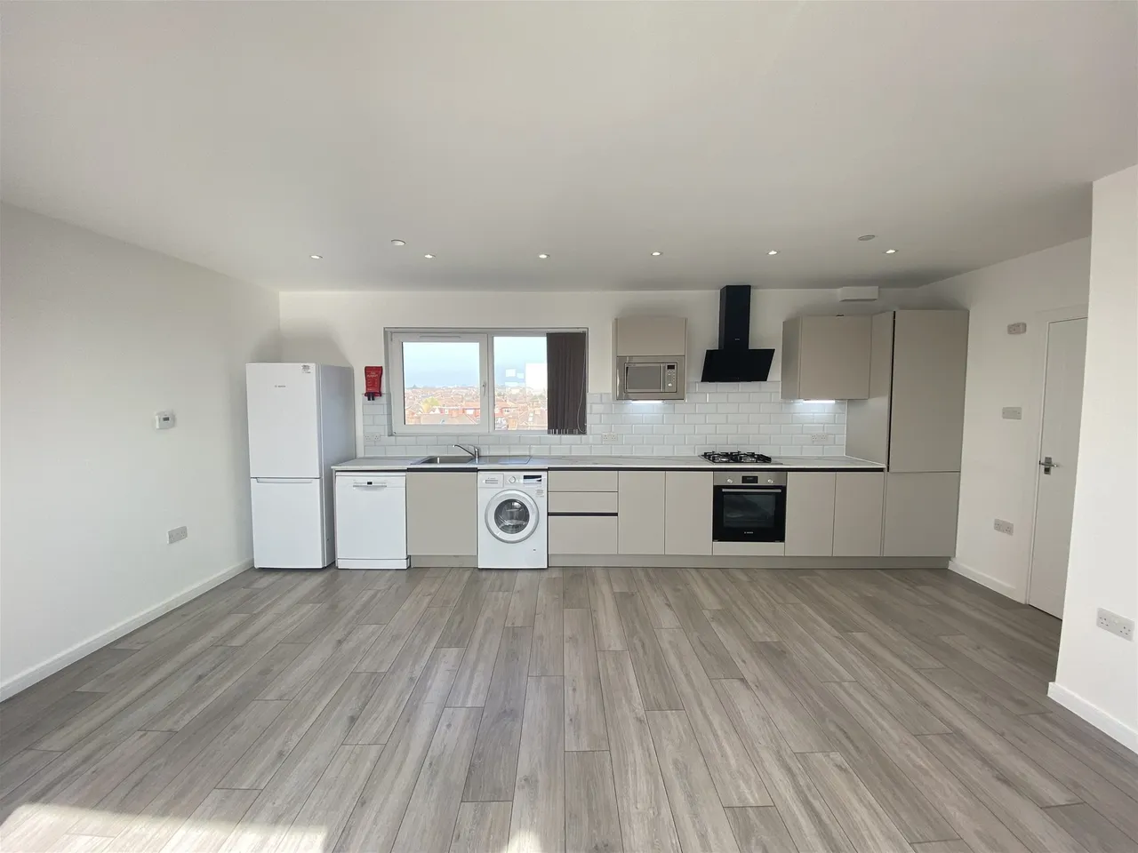 2 bed flat to rent, High Road, Romford, RM6
