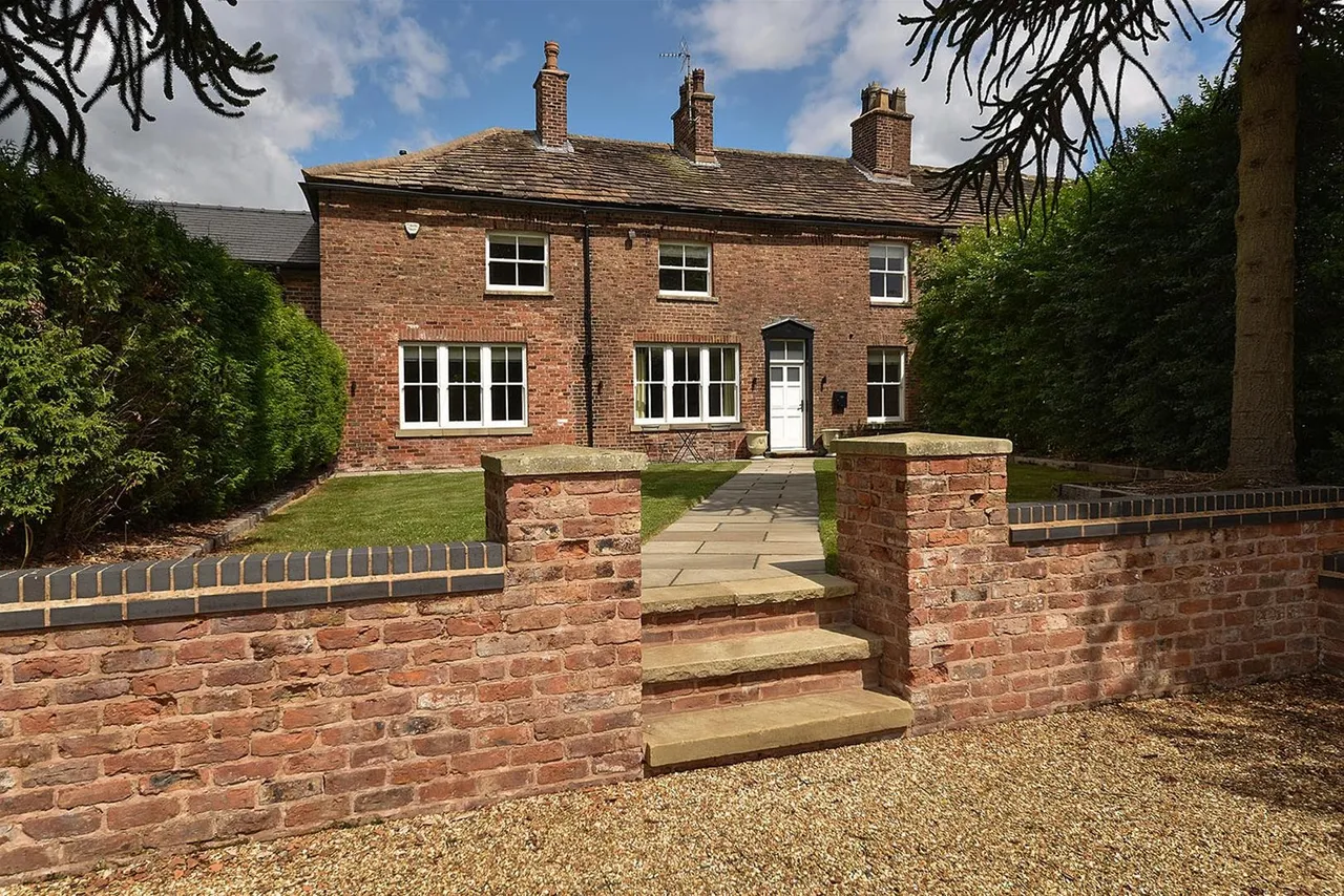4 bed property for sale — Prestbury Road, Macclesfield
