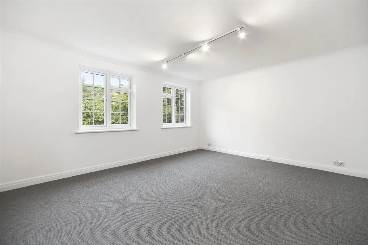 Regents Court, St. Georges Avenue, Weybridge, Surrey, KT13, photo 4
