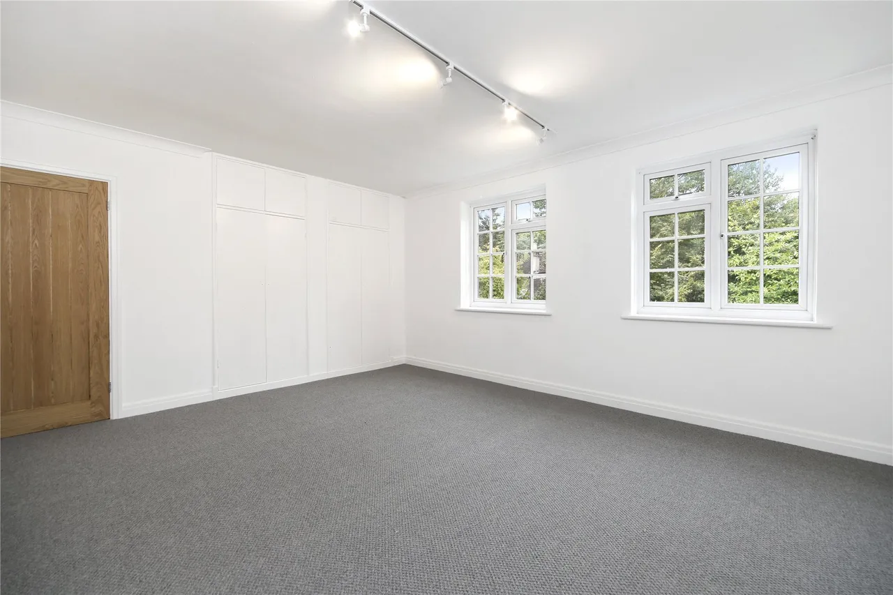 Regents Court, St. Georges Avenue, Weybridge, Surrey, KT13, photo 5