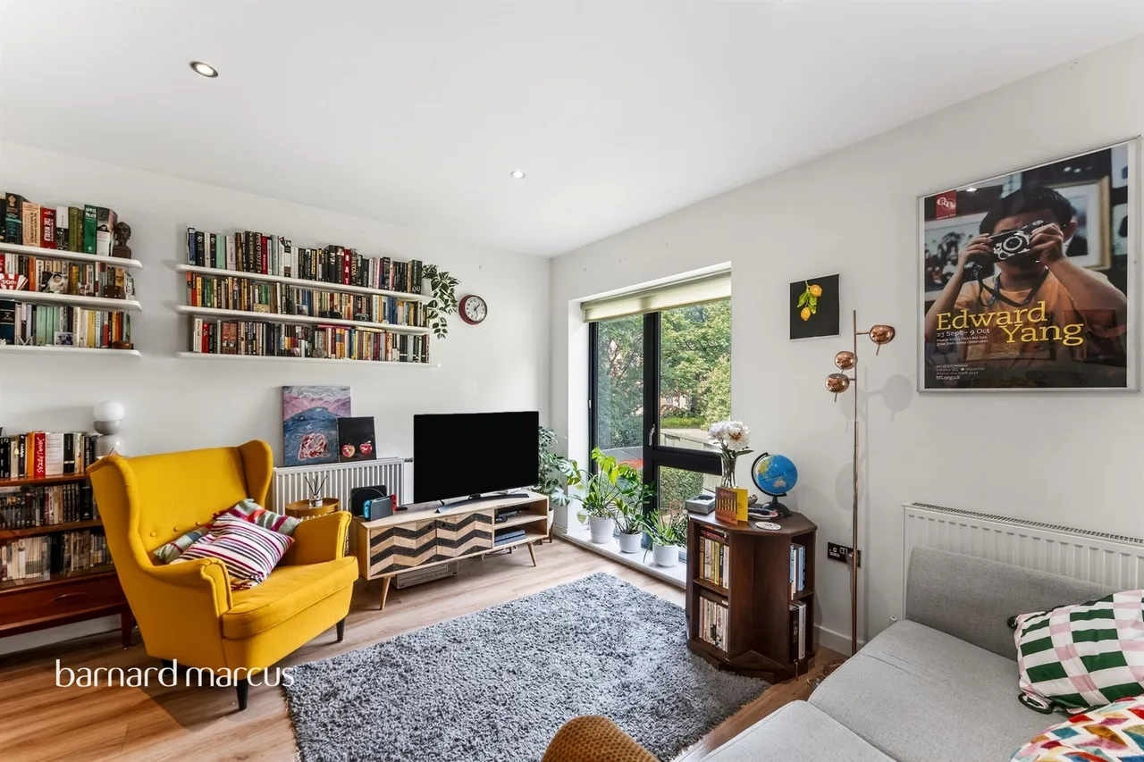 2 bed flat for sale — Broadash Close, London