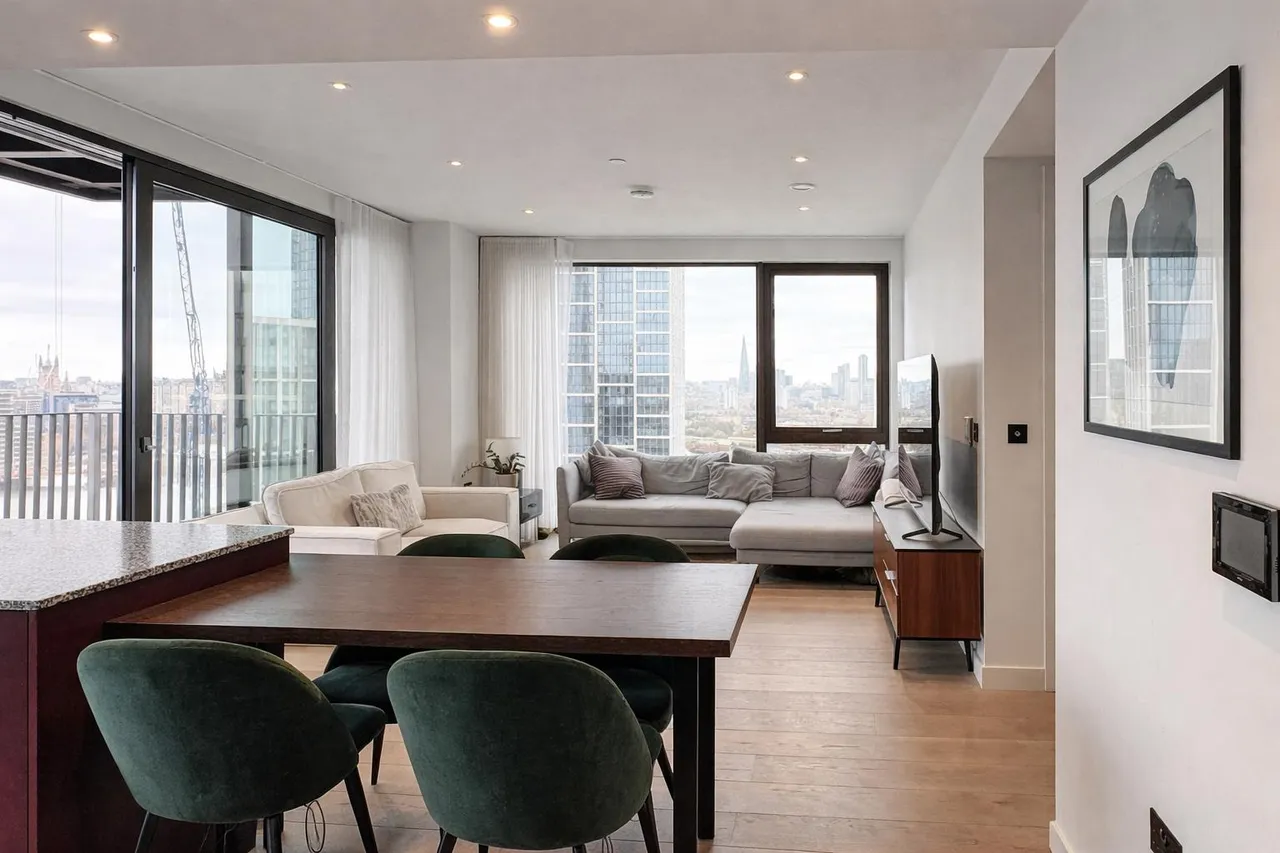 2 bed flat for sale, Embassy Gardens, London, SW11