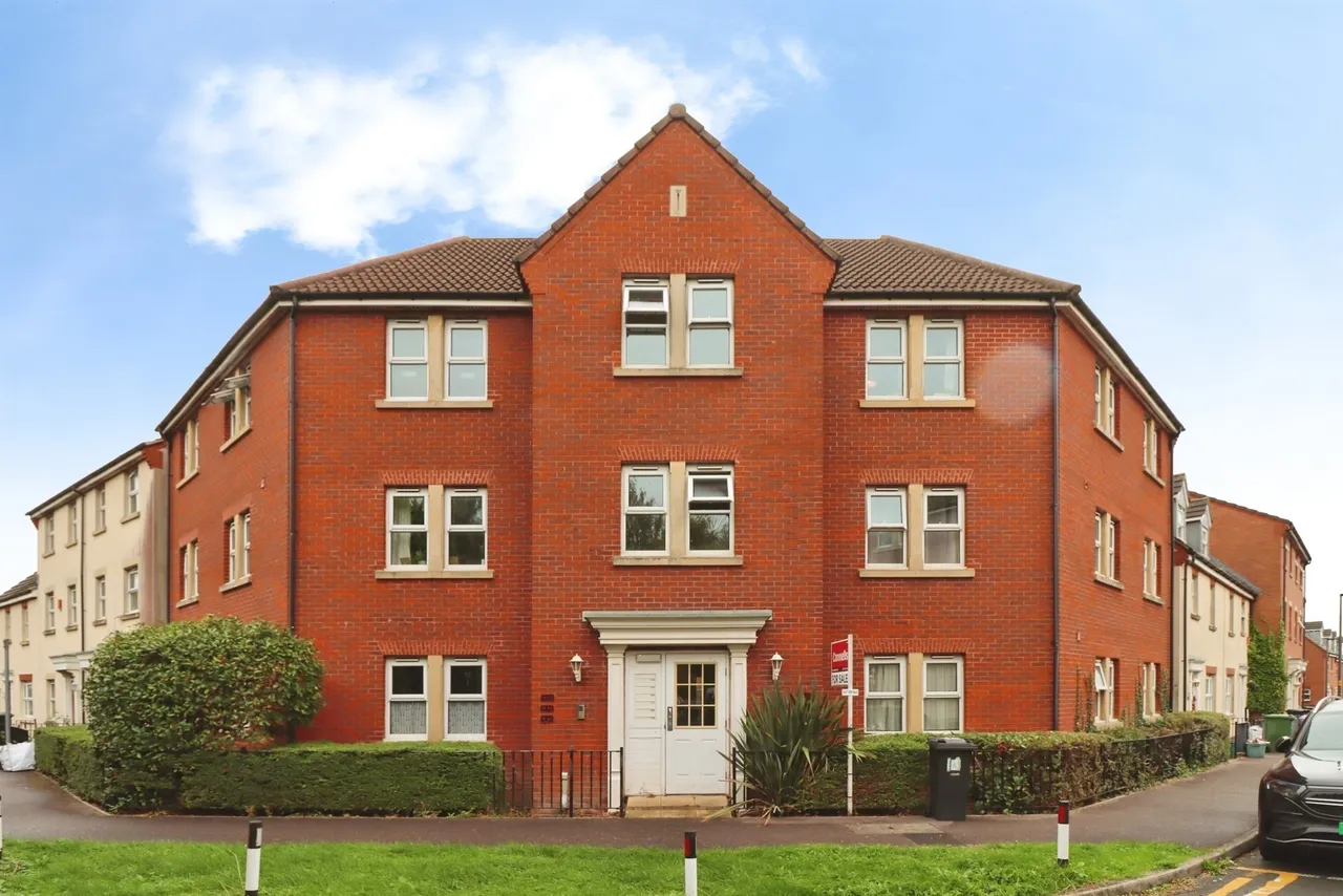 2 bed flat for sale, New Charlton Way, Bristol, BS10