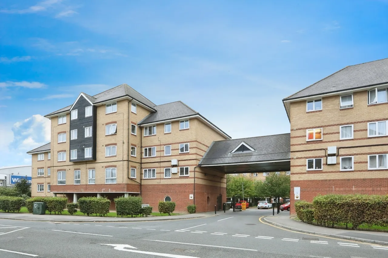 1 bed flat for sale — St. Peters Street, MAIDSTONE, Kent, ME16