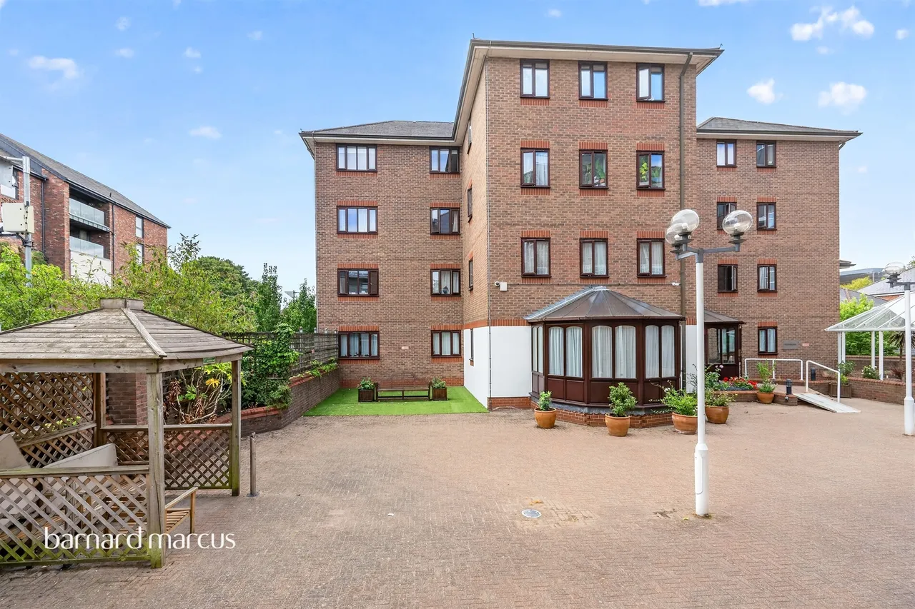1 bed flat for sale, Upper High Street, Epsom, KT17