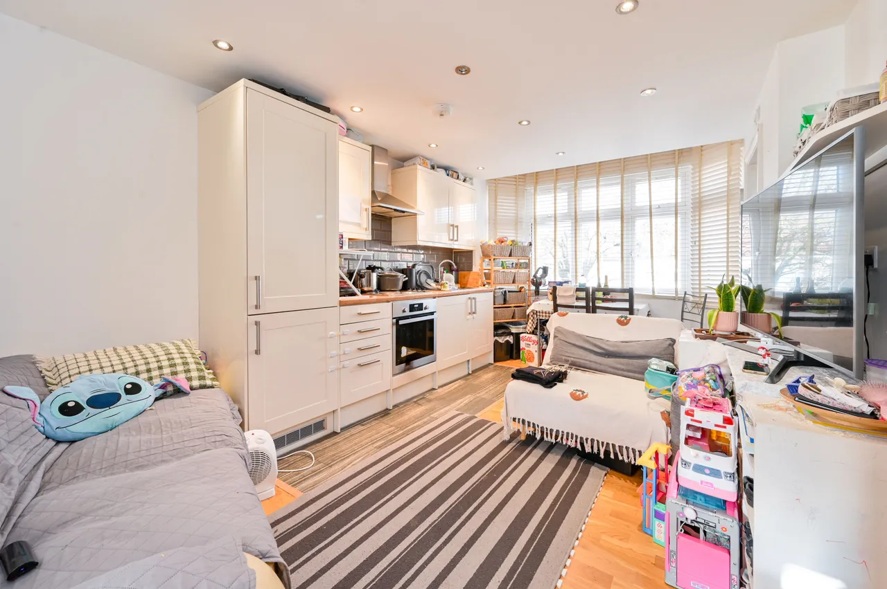 Flat 3, 60 Wesley Avenue, Park Royal, photo 2