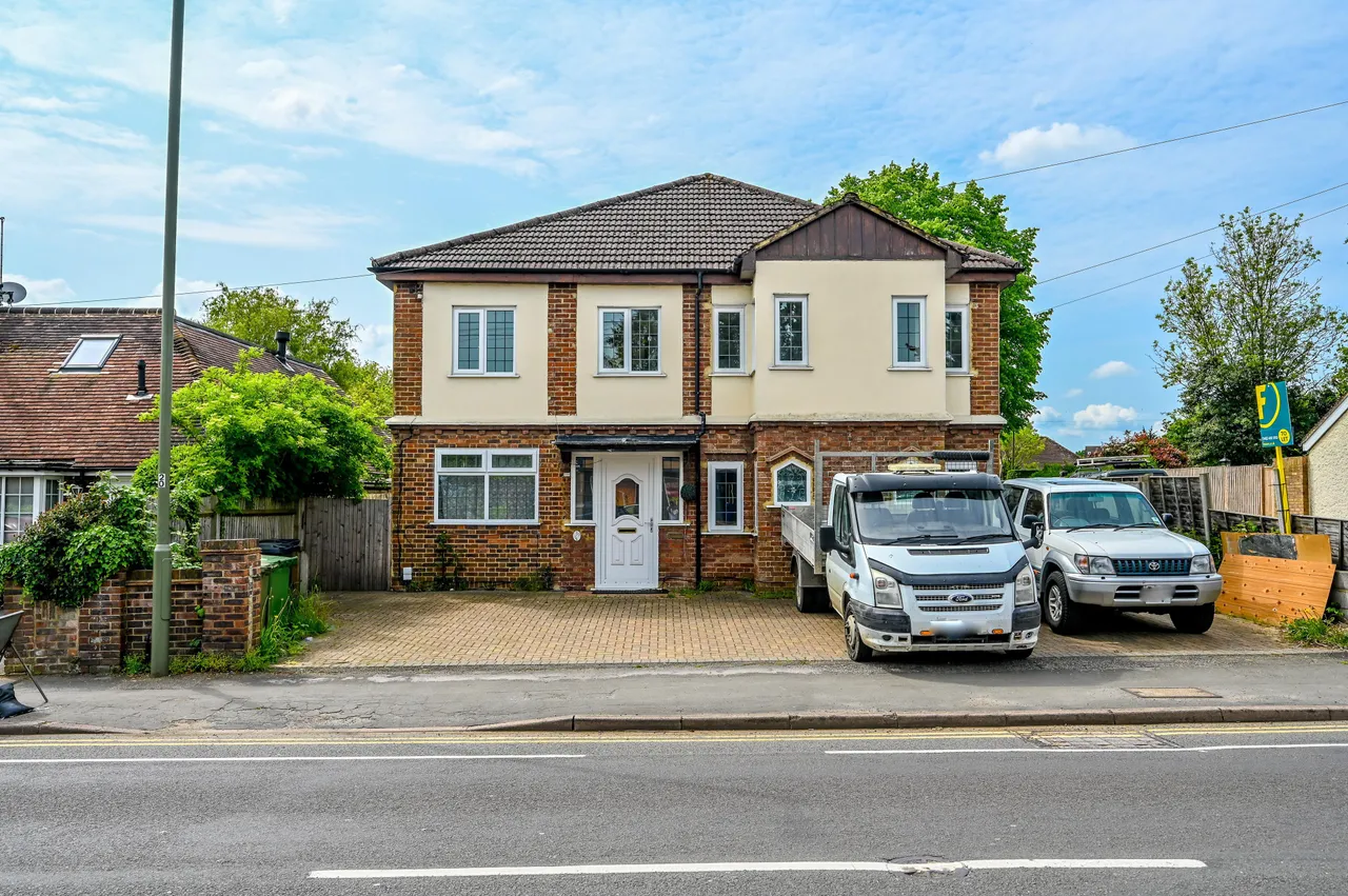 6 bed house to rent — 53 Aldershot Road, Guildford