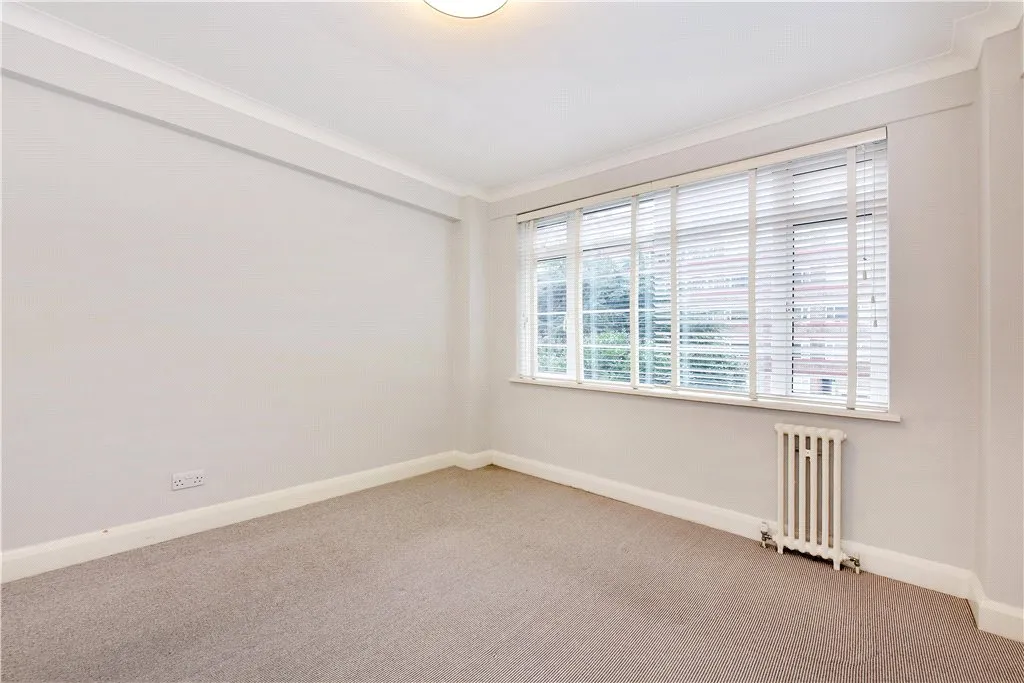 Balham High Road, London, SW17, photo 14
