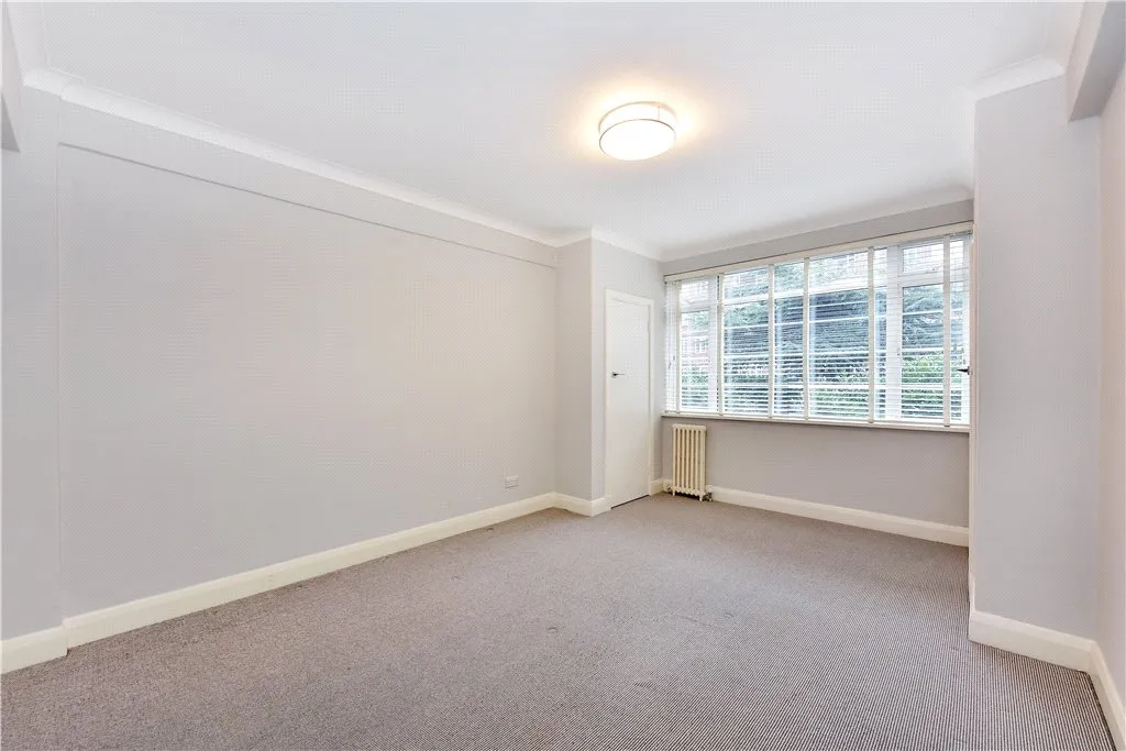 Balham High Road, London, SW17, photo 7