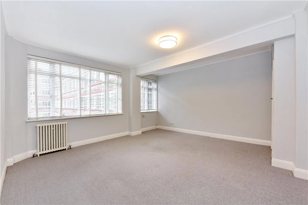 Balham High Road, London, SW17, photo 2