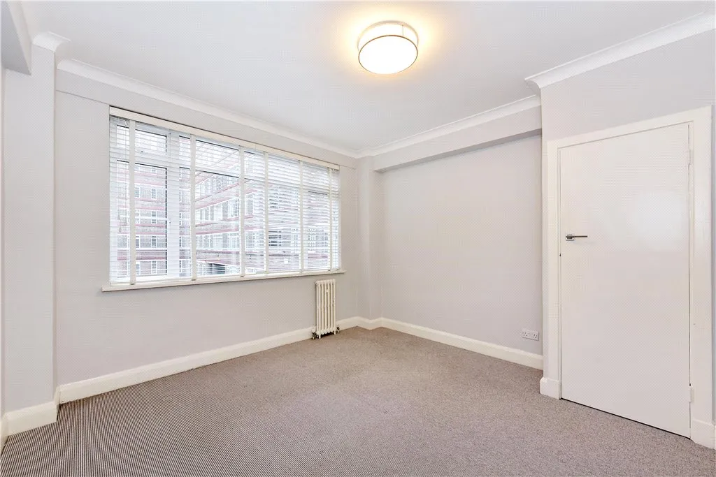 Balham High Road, London, SW17, photo 8