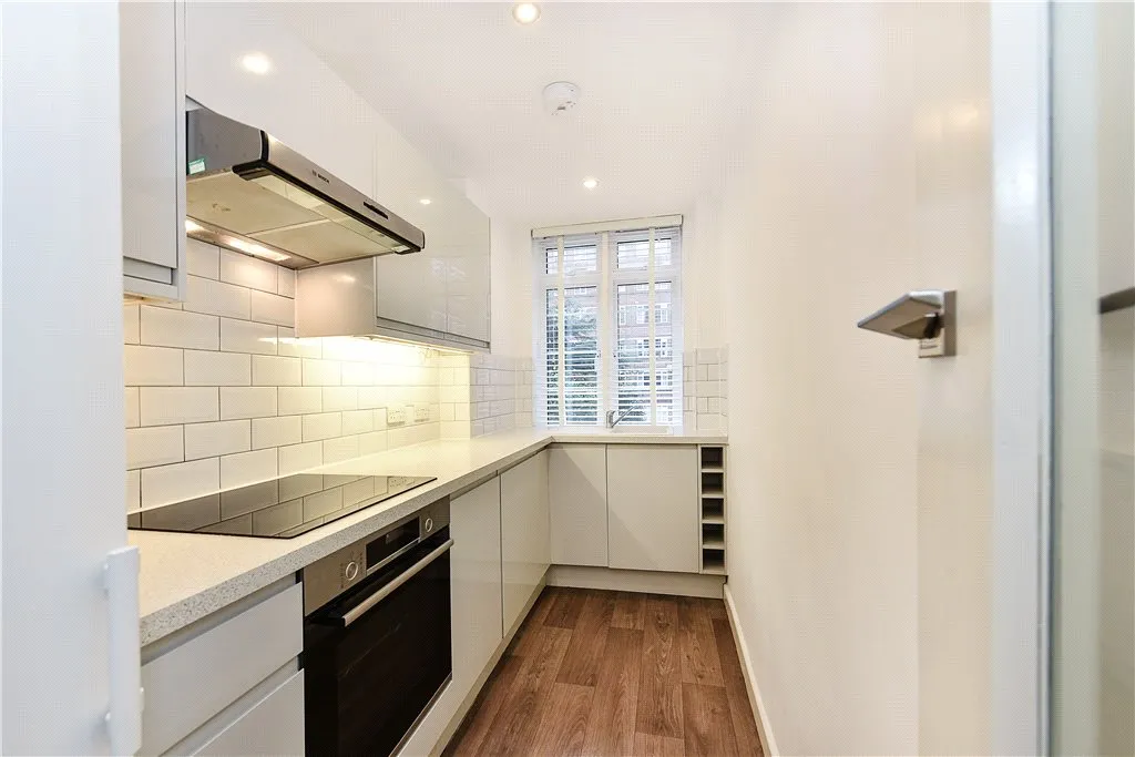 Balham High Road, London, SW17, photo 12