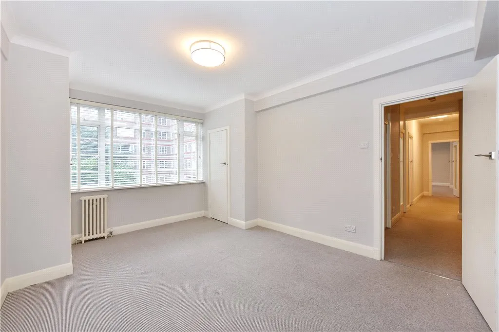 Balham High Road, London, SW17, photo 18