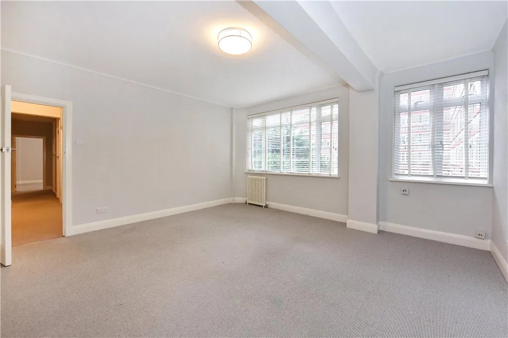 Balham High Road, London, SW17, photo 13