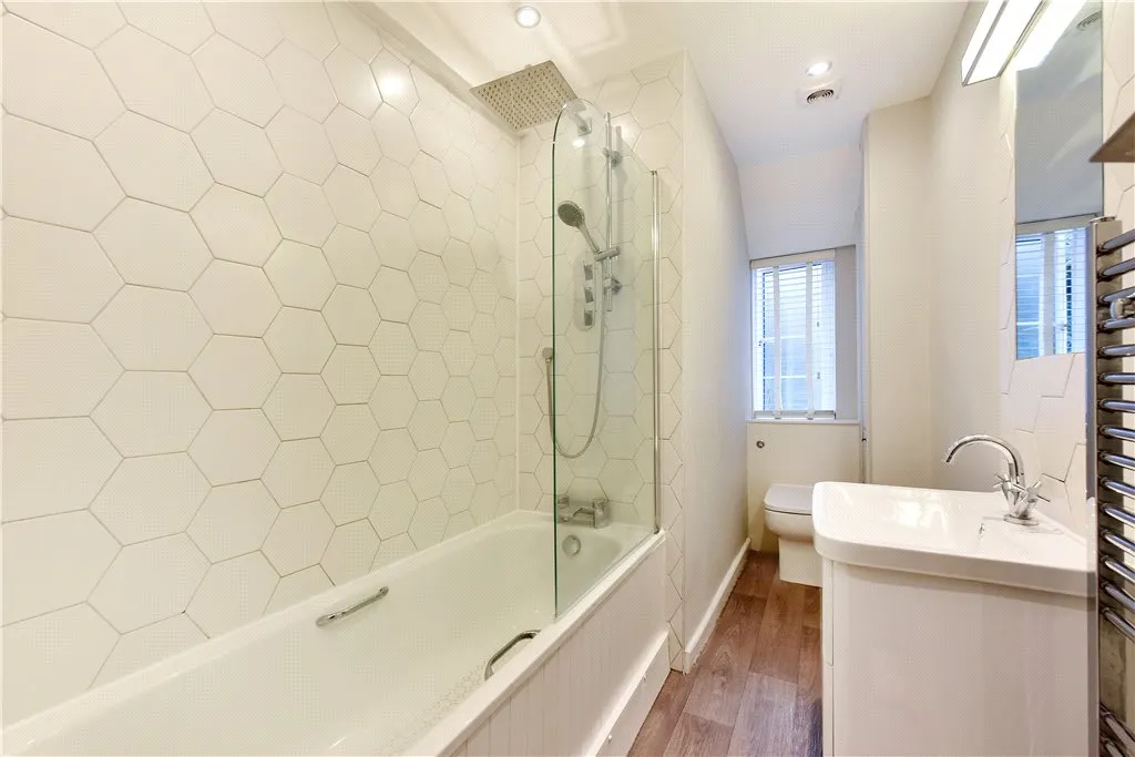 Balham High Road, London, SW17, photo 15