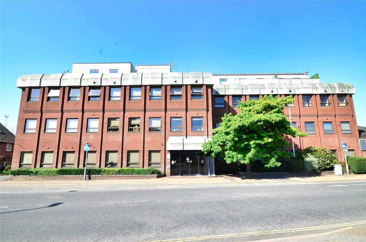 2 bed flat for sale, White Lion Close, East Grinstead, RH19