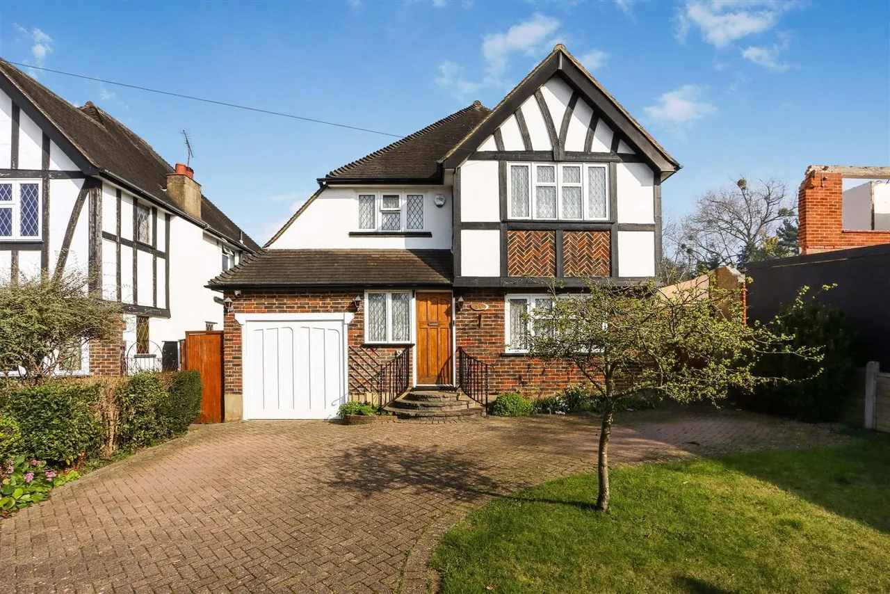 3 bed house for sale — Harefield Avenue, Sutton, South Cheam, SM2 7NE