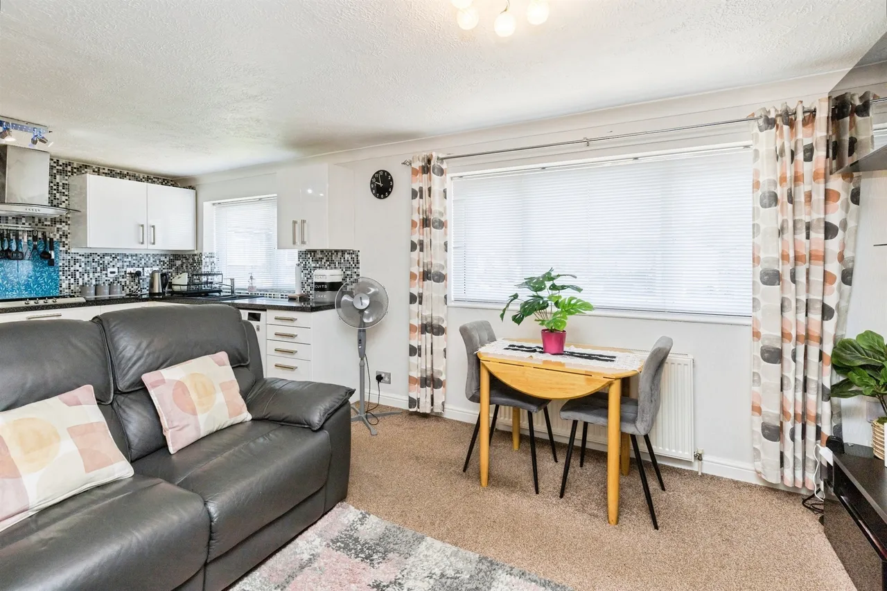 Hawkins Road, Crawley, RH10, photo 8