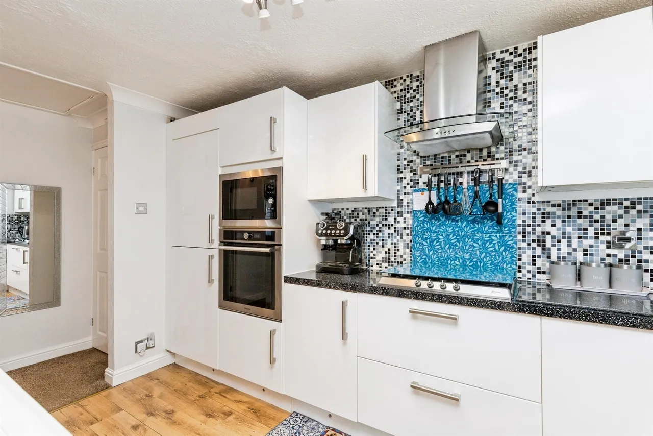 Hawkins Road, Crawley, RH10, photo 4